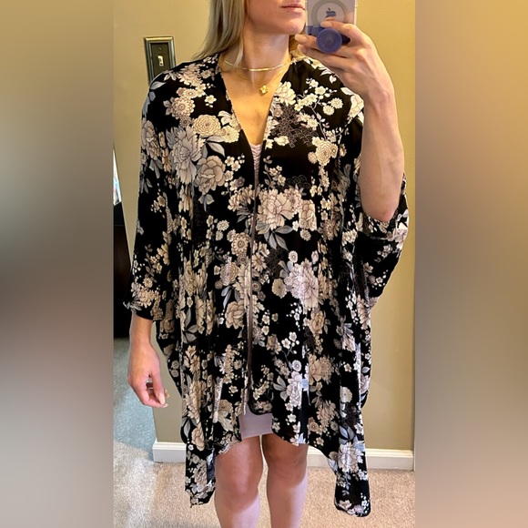 Forever 21 Kimono Wrap in Black and Lavender & Blue Floral - Picture 2 of 8